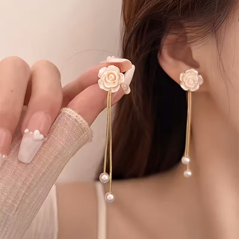 Arete de Diseño Encantador con Camelia, Pendientes Únicos y Versátiles